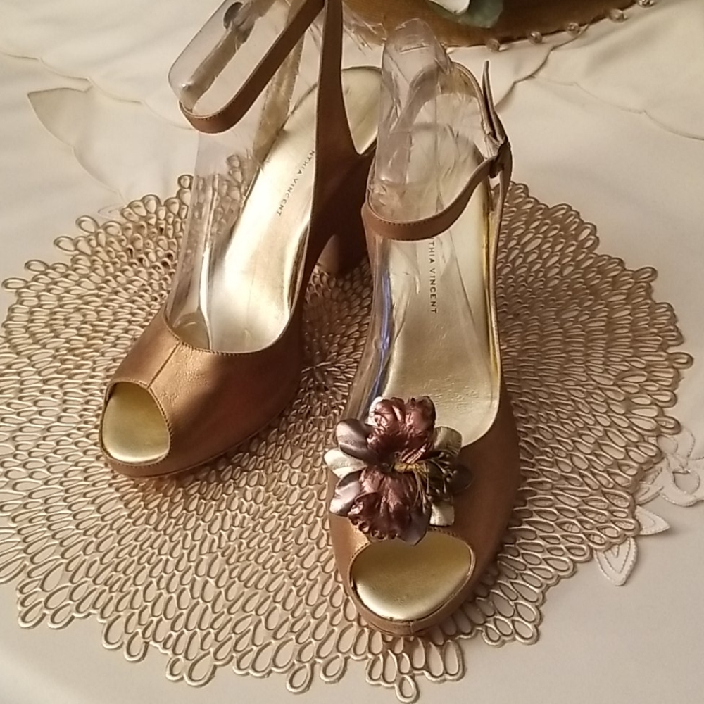 Musi Gold Bronze Leather Clip-On Shoe Accessory